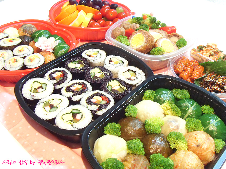 밖에서 먹으니 더 꿀맛이네~ 대가족 위한 미니뷔페식 도시락>_<