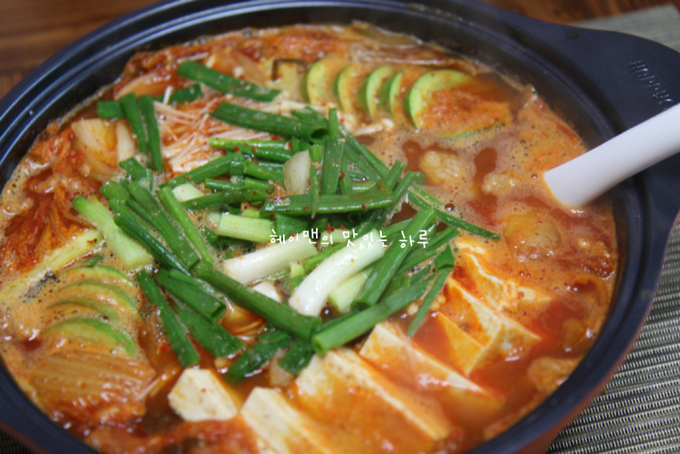 묵은지 해결사~ 돼지고기 김치찌개 - 10만개의 레시피, 메뉴판키친 요리판