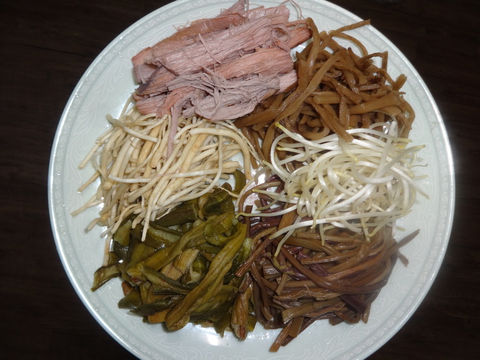 해죽순과 초석잠을 넣어 육개장이 아닌 채개장을...