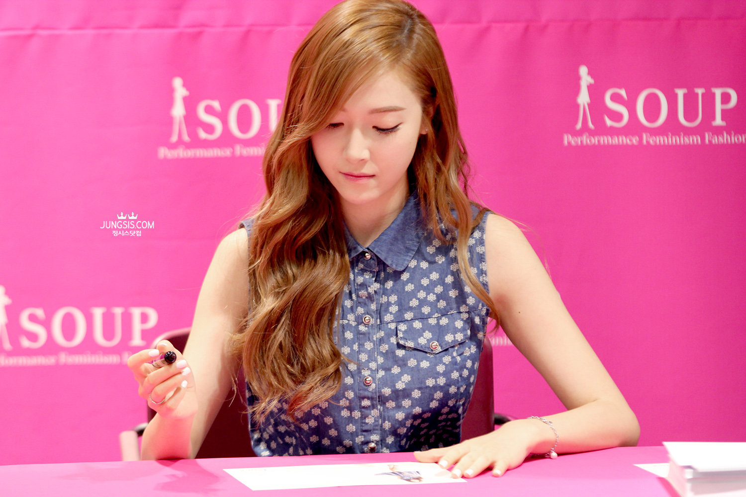 [PIC][04-04-2014]Jessica tham dự buổi fansign cho thương hiệu "SOUP" vào trưa nay - Page 3 270A194153A4493B38A223