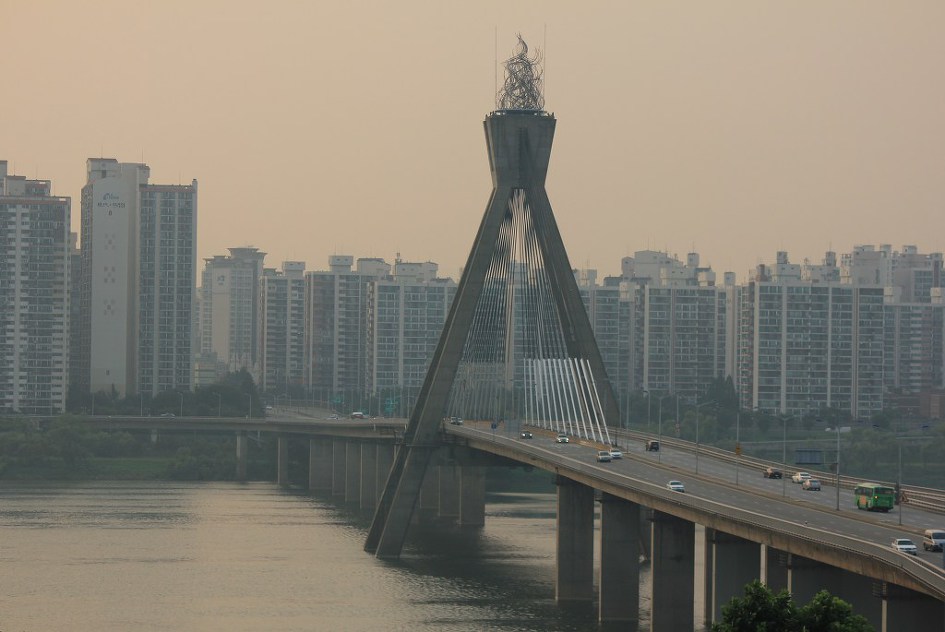 '올림픽대교를 바라보며'       (20110818)