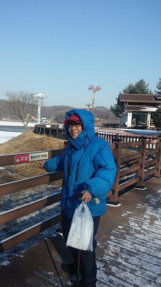 "靑山과 蒼空"은 "뫼닮"에게 말합니다.